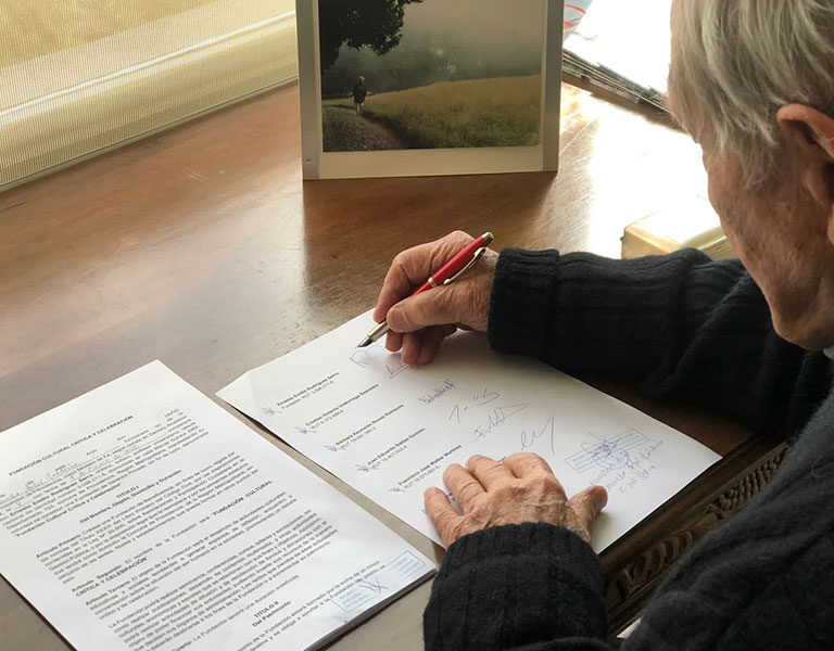 Ernesto Rodríguez firmando los estatutos de la fundación Crítica y Celebración