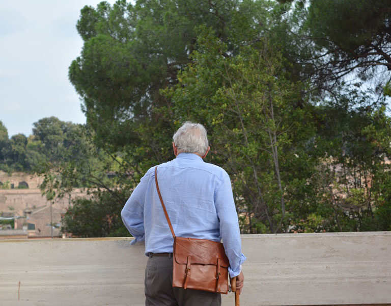 Ernesto Rodríguez mirando la acrópolis romana